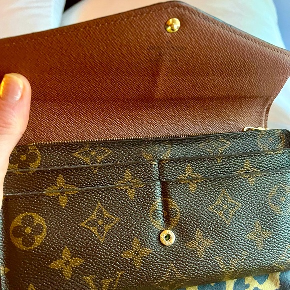 Louis Vuitton Sara wallet in LV stores now converted to optional crossbody - Picture 9 of 12